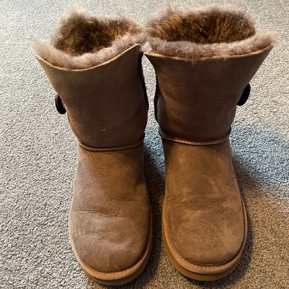 Ugg Bailey Button gray. Size 7. - Picture 6 of 7